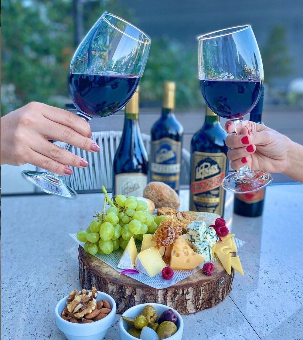 Tabla y vino para (2 personas)