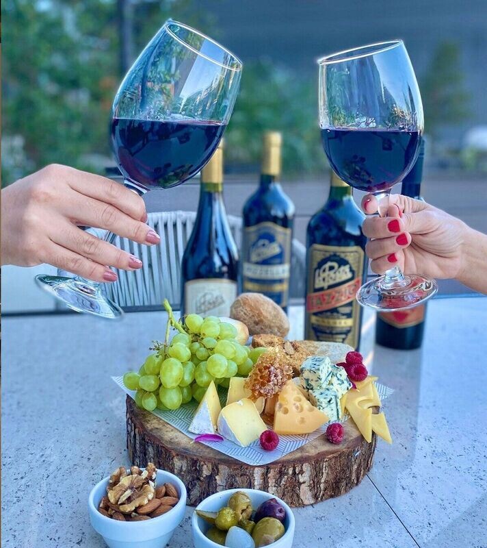 Tabla y vino para (2 personas)