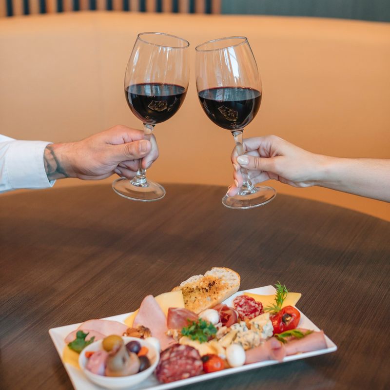 Tabla y vino para (2 personas)