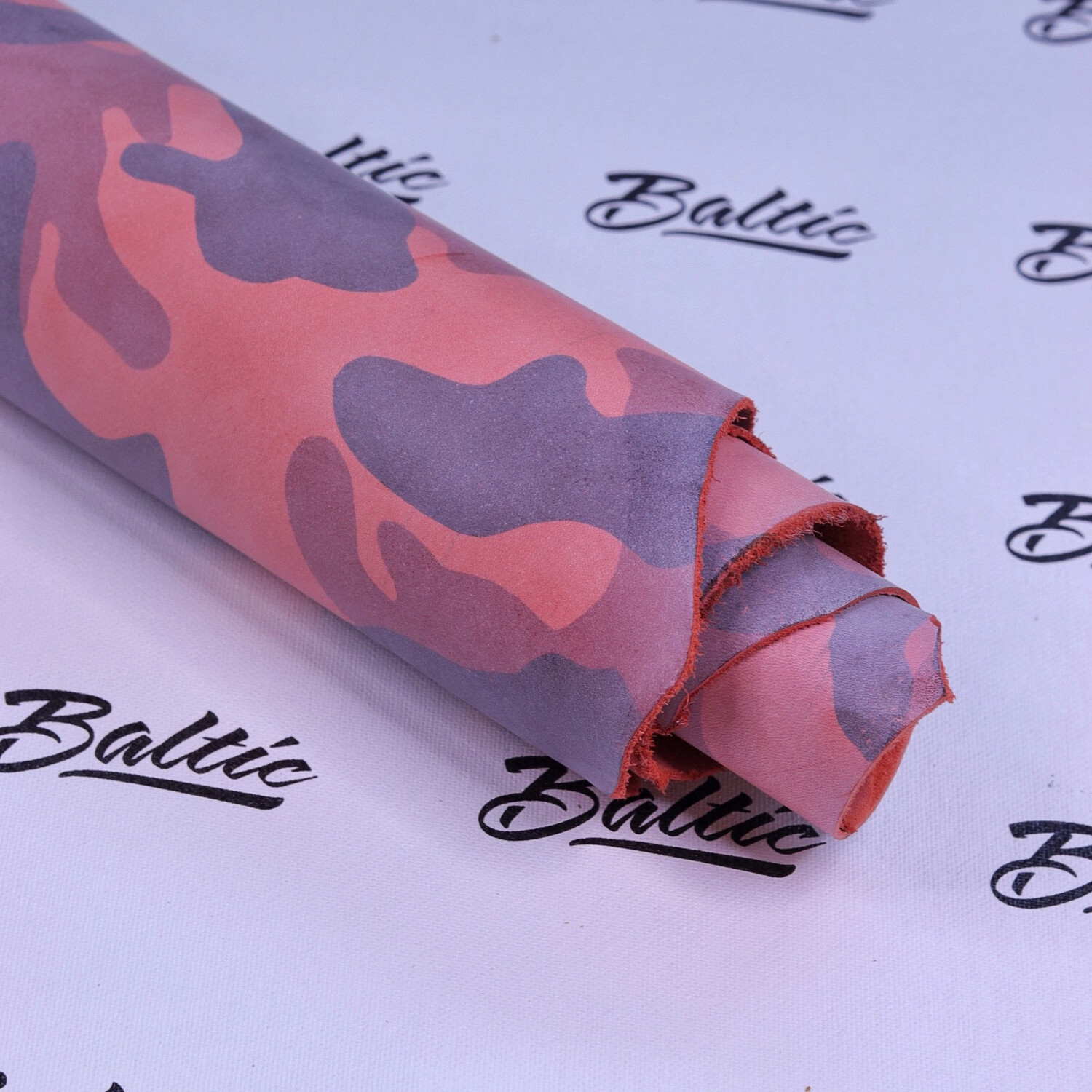 Camouflage White Wax Belly - Red