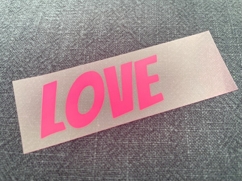 Statement Plot "Love" Neonpink