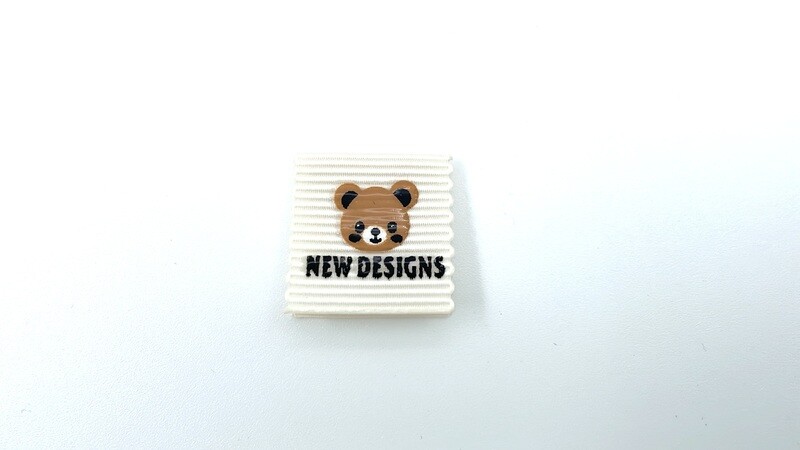 Label "New Designs" Creme Label Aufnäher Etikett