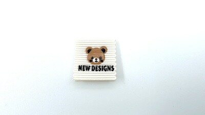 Label "New Designs" Creme Label Aufnäher Etikett