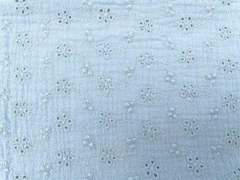 Reststück Musselin Lochstickerei "Blumen" Hellblau 45 cm x 130 cm