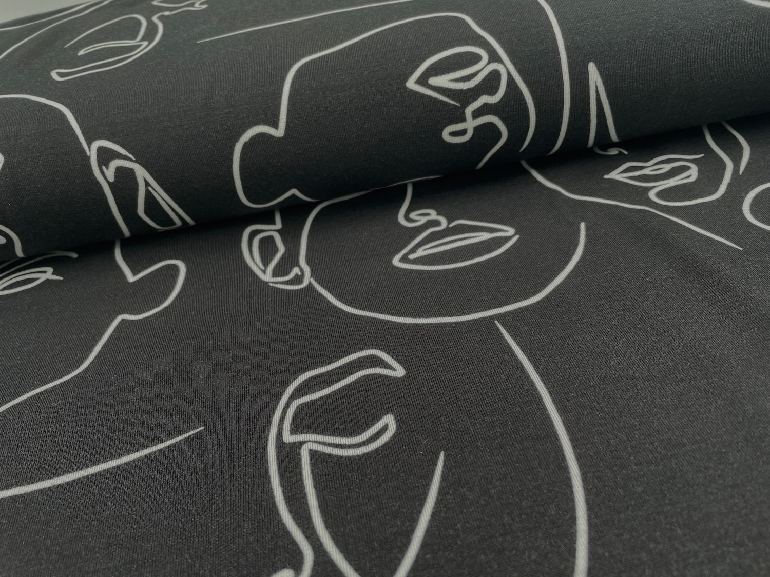 Tencel Jersey "Faces" Schwarz