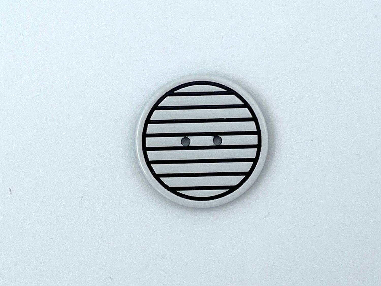 Zweiloch Knopf Schwarz Weiß 2 cm Durchmesser Muster 1