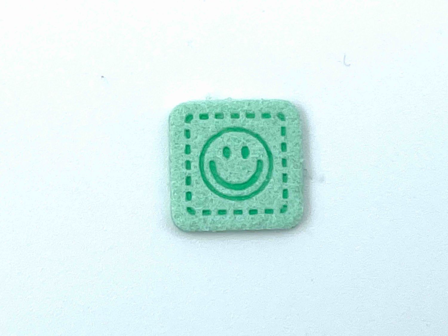 Mini Kunstleder Label "Smiley" Grün
