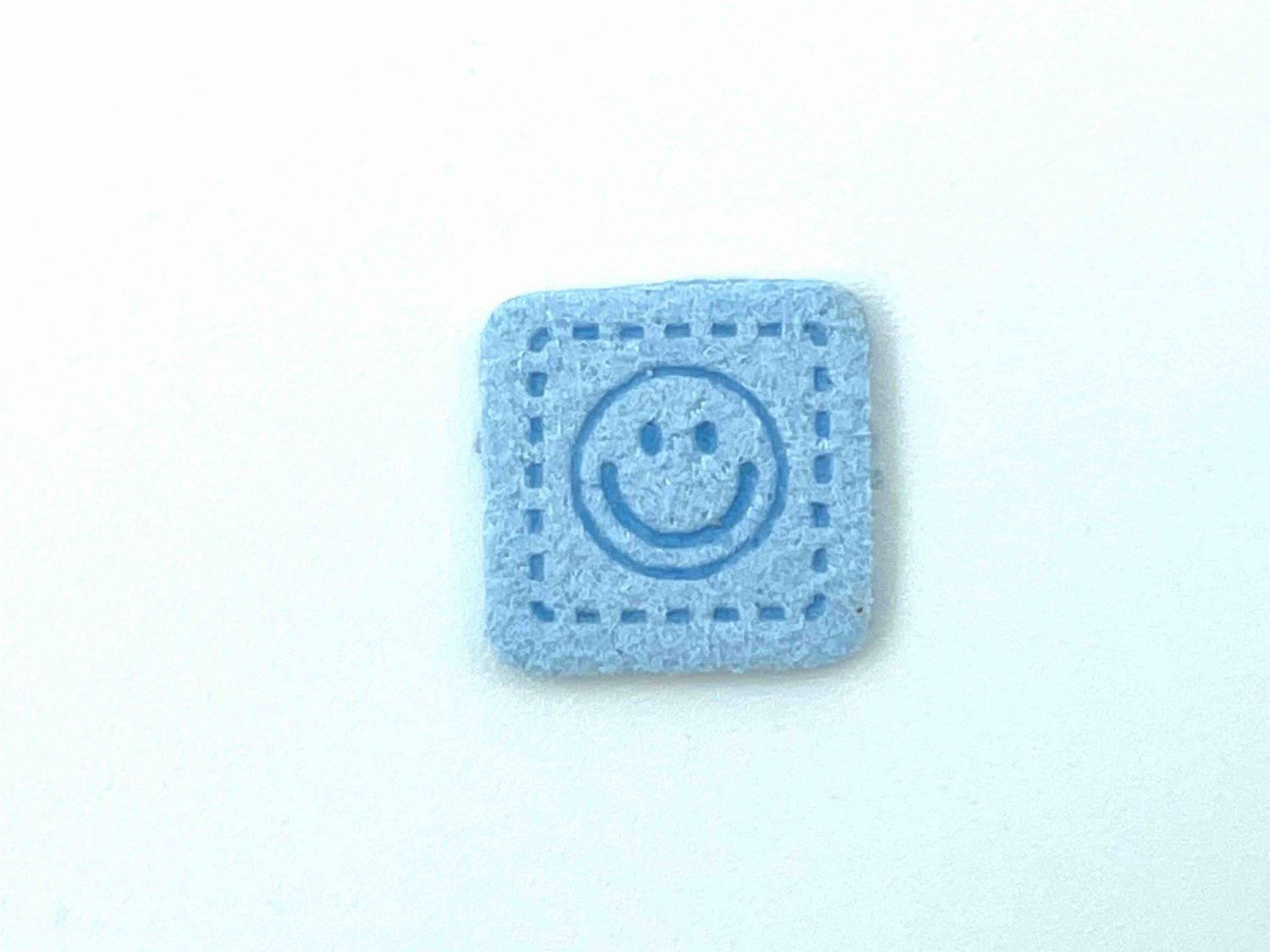 Mini Kunstleder Label "Smiley" Hellblau