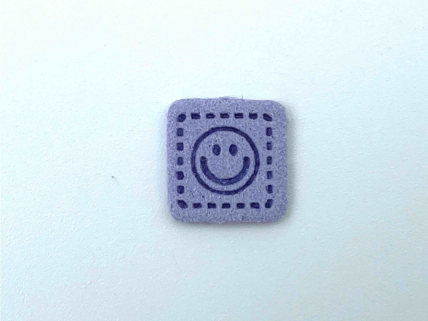 Mini Kunstleder Label "Smiley" Flieder