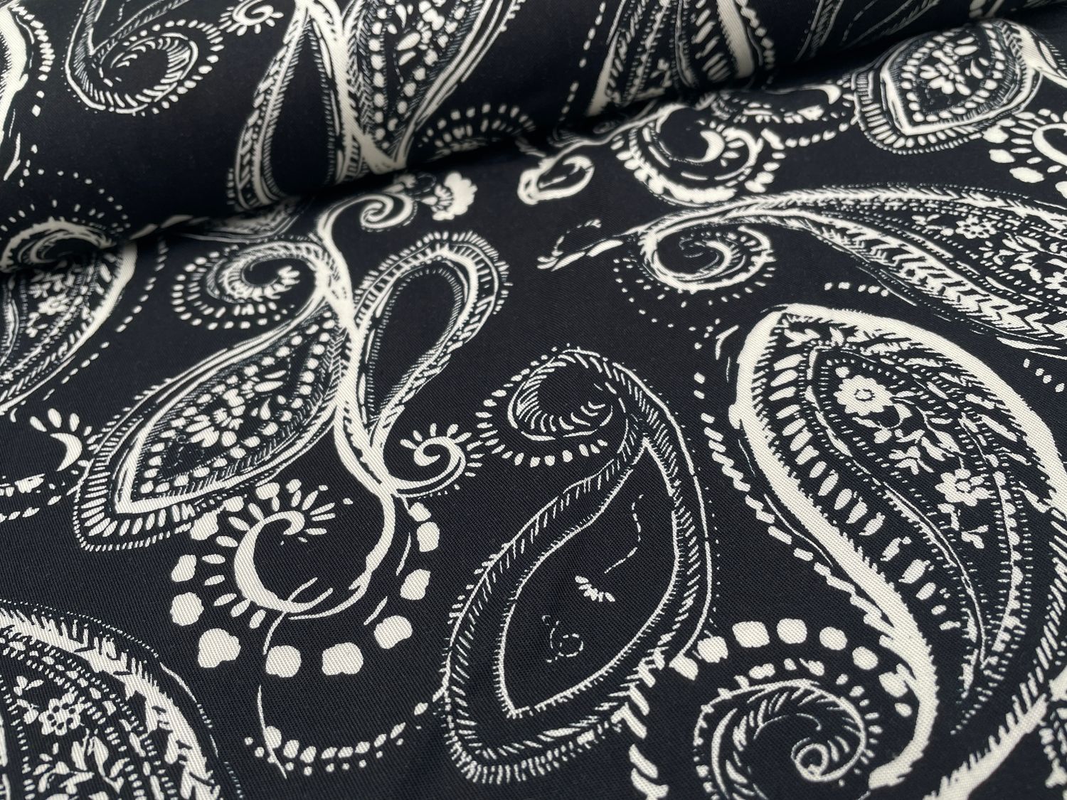 Viskose Twill  Viskose Twill "Paisley" Schwarz