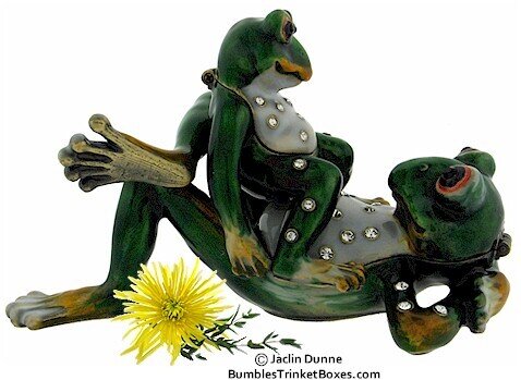 Detachable Frog With Baby 2