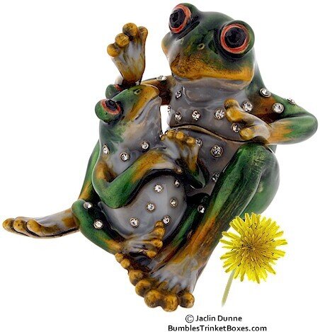 Detachable Frog With Baby 3