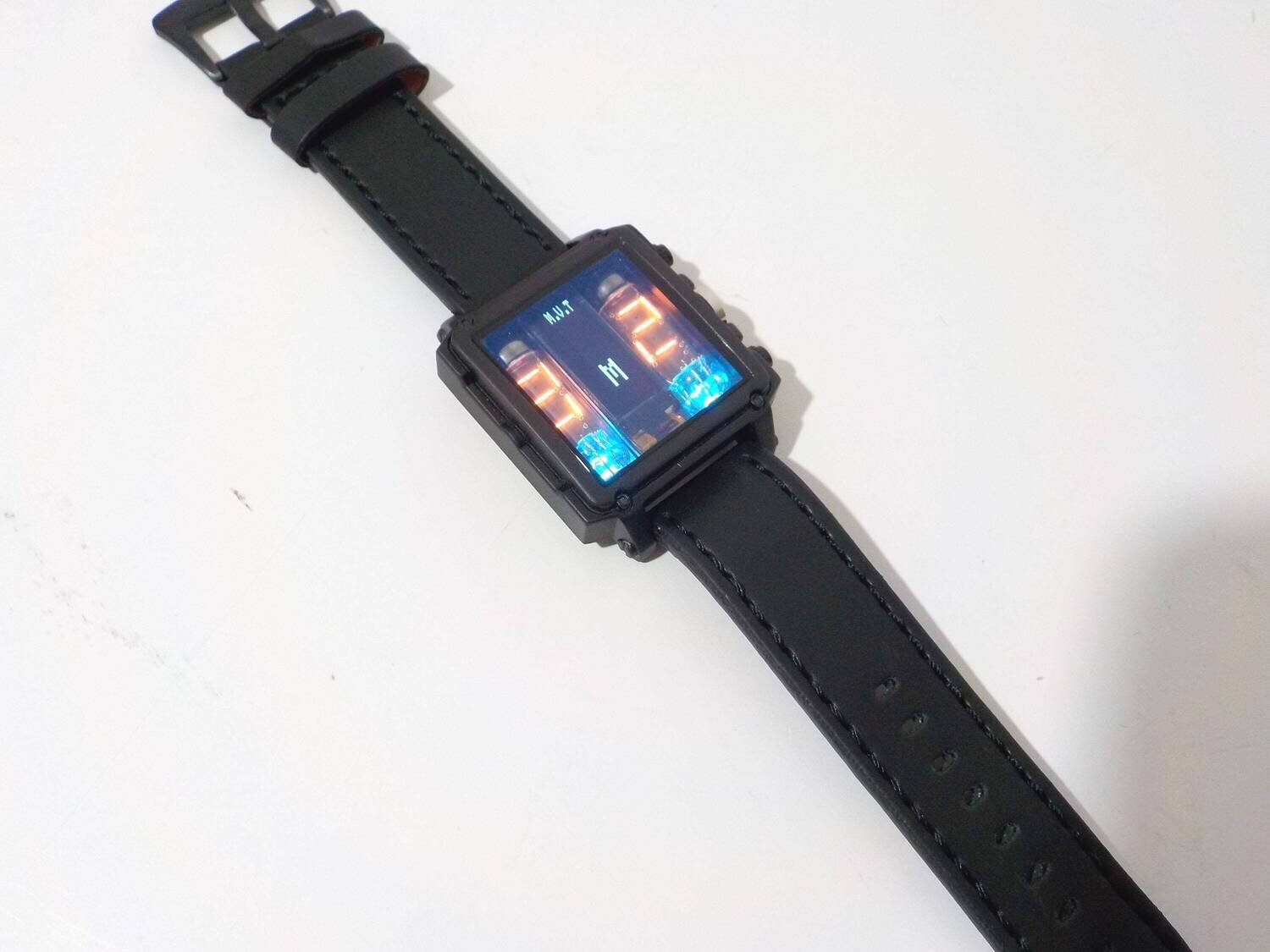 MV-Tron Modern Vintage NumiTron Armbanduhr, eloxierte Aluminium- und IV 9-Röhren, RGB, Gold und Schwarz, Beschleunigungsmesser