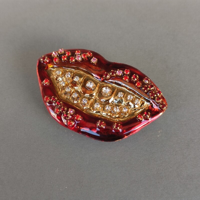Lips Brooch