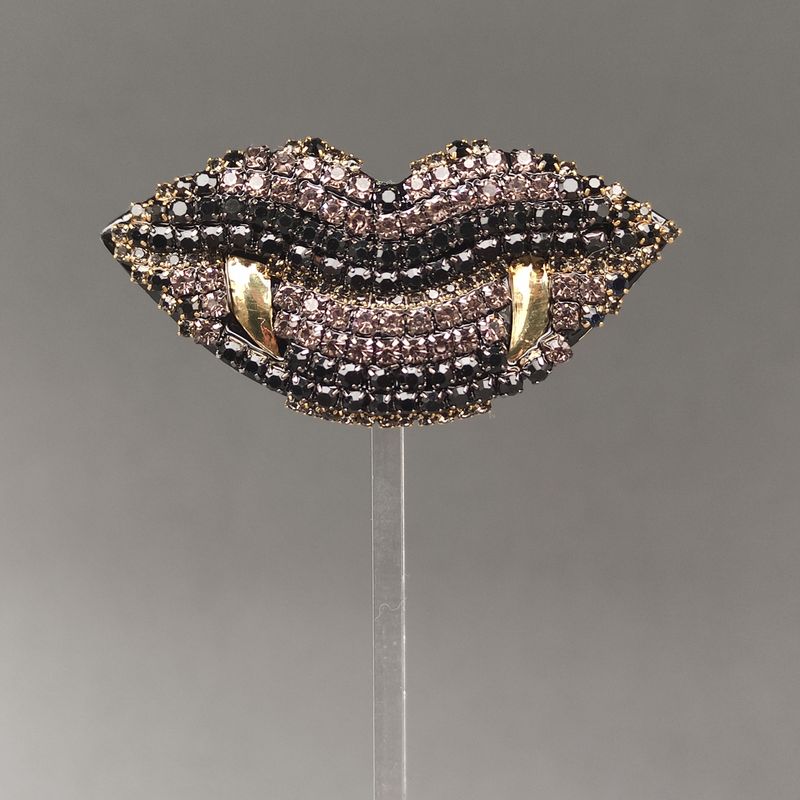 Lips Brooch