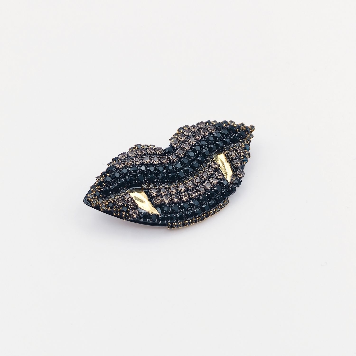 Lips Brooch