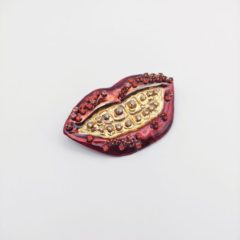 Lips Brooch