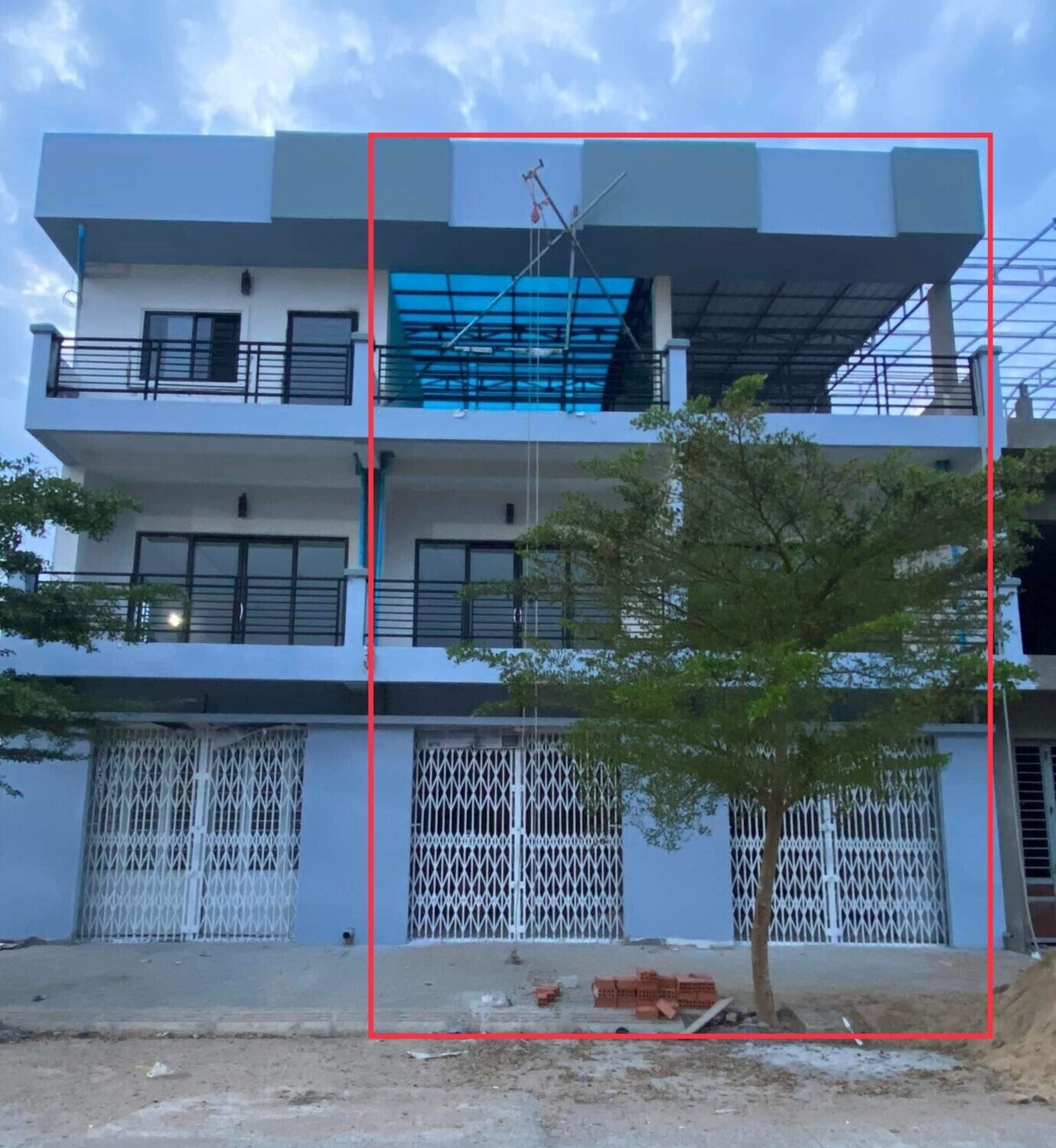 ផ្ទះអាជីវកម្ម ទល់មុខផ្សារ
