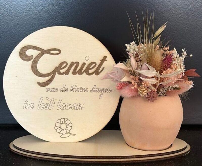 Geniet  Plankje met droogbloemen