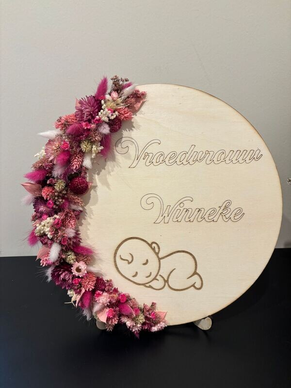 Gepersonaliseerd bord met droogbloemen