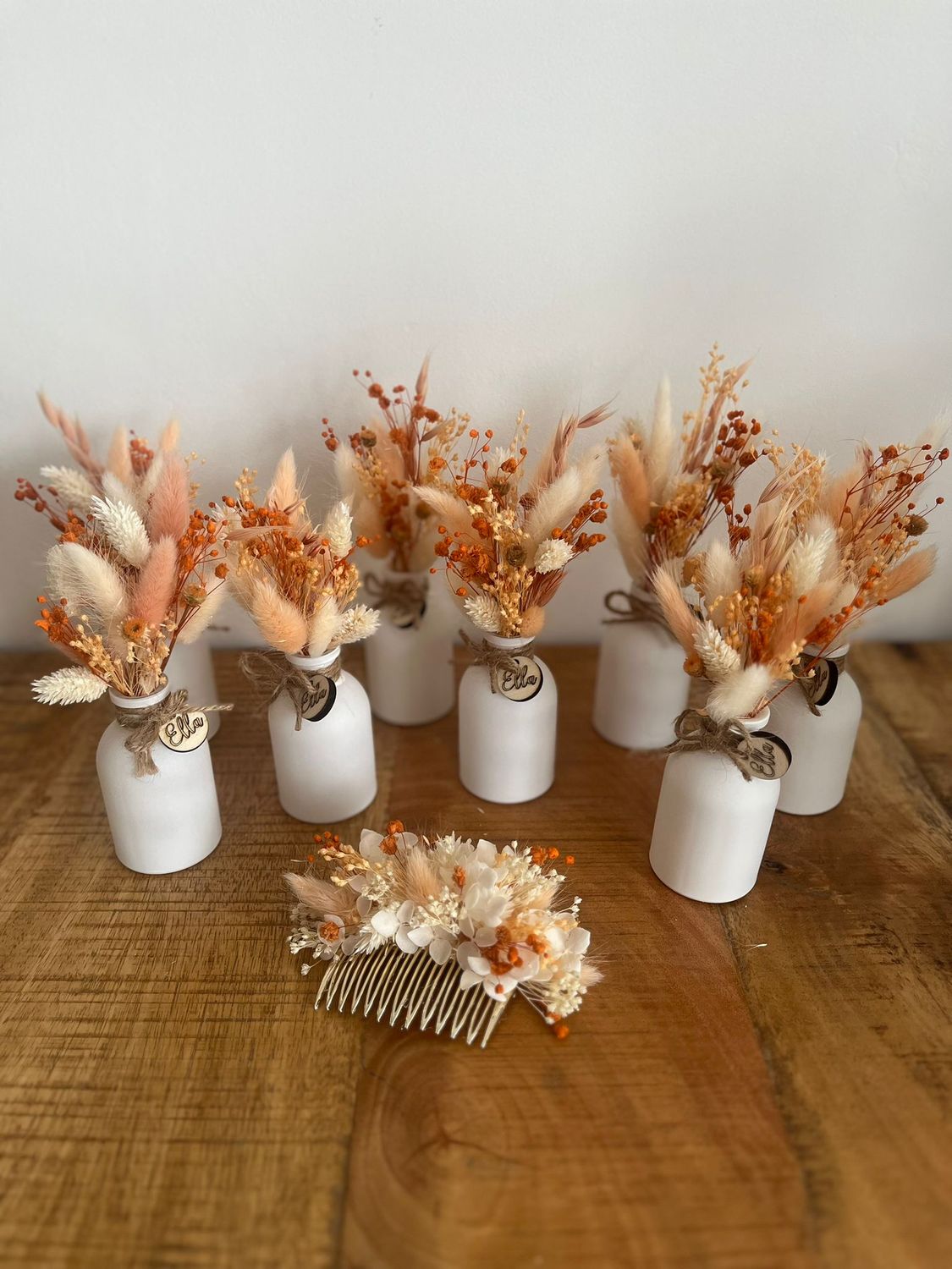 vaasje met droogbloemen