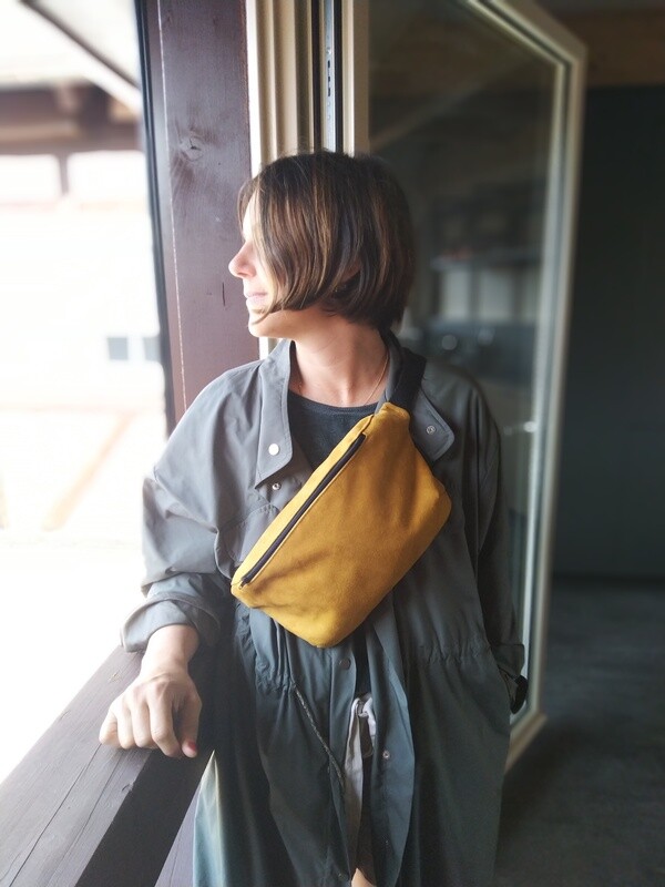 Sac banane moutarde, doublure plumes de paon