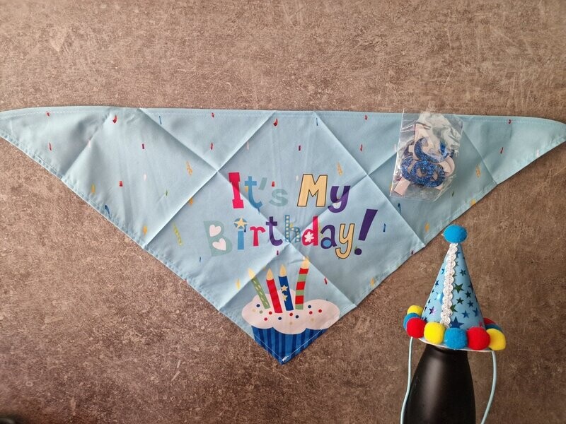 Blauwe bandana, hoedje en cijfers