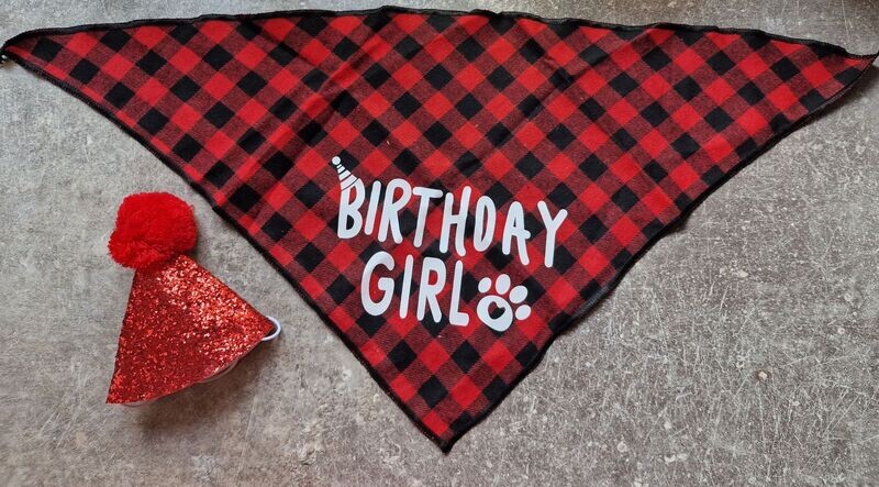 Bandana rode ruit "birthday girl" met rood hoedje