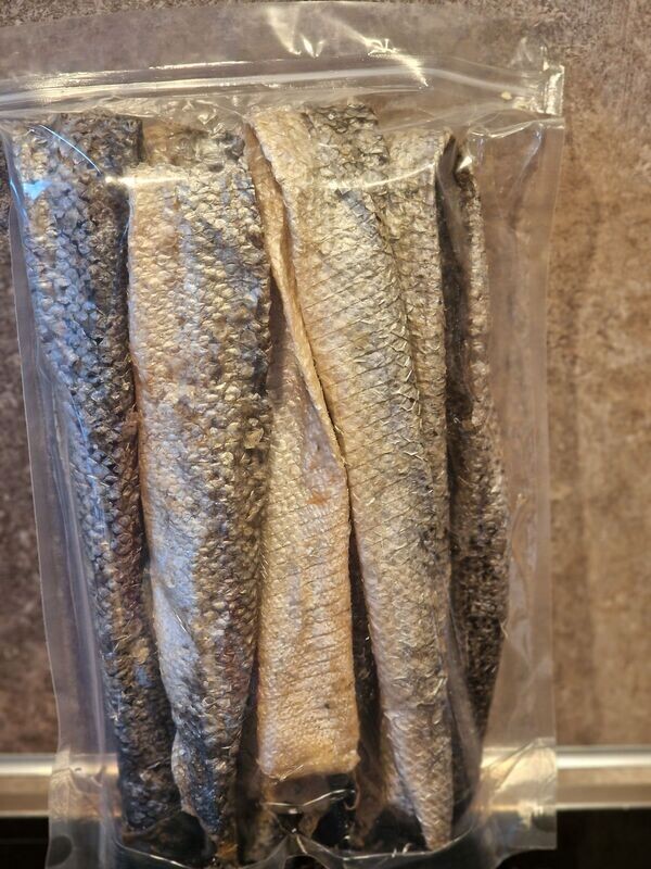 Gedroogde zalm huiden +/_30cm lang 250gr