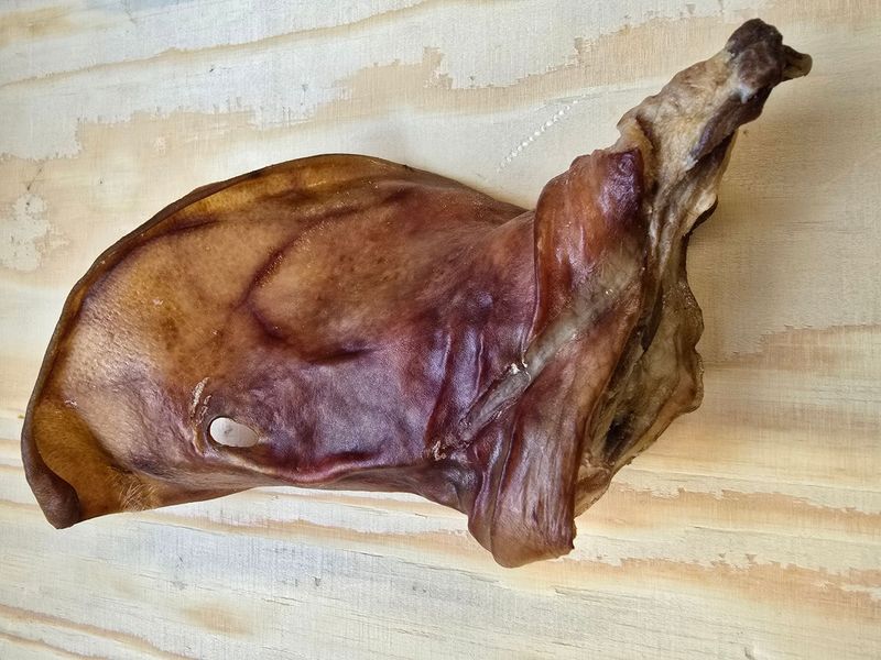 Vers gedroogd varkensoor met pit per stuk
