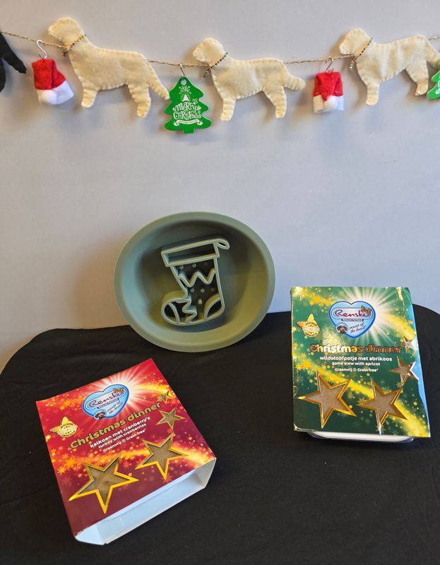 Slow feeder /likmat met 2 graanvrije renske kerstdiners (groene laars)