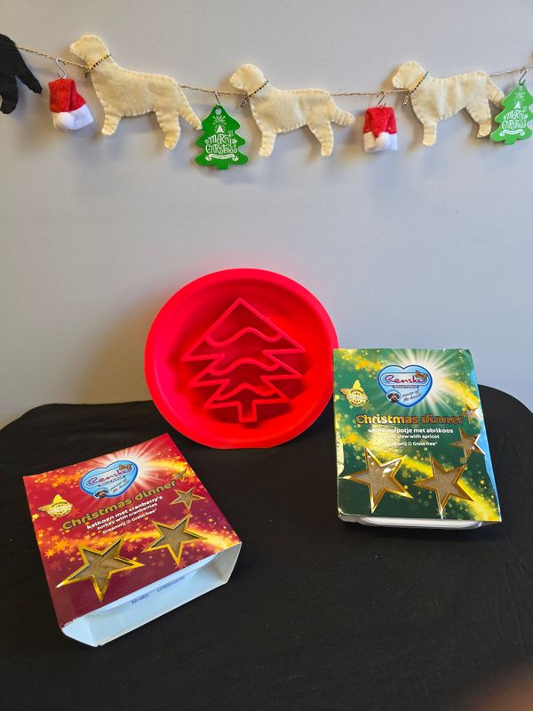 Slow feeder /likmat met 2 graanvrije renske kerstdiners (rode kerstboom)