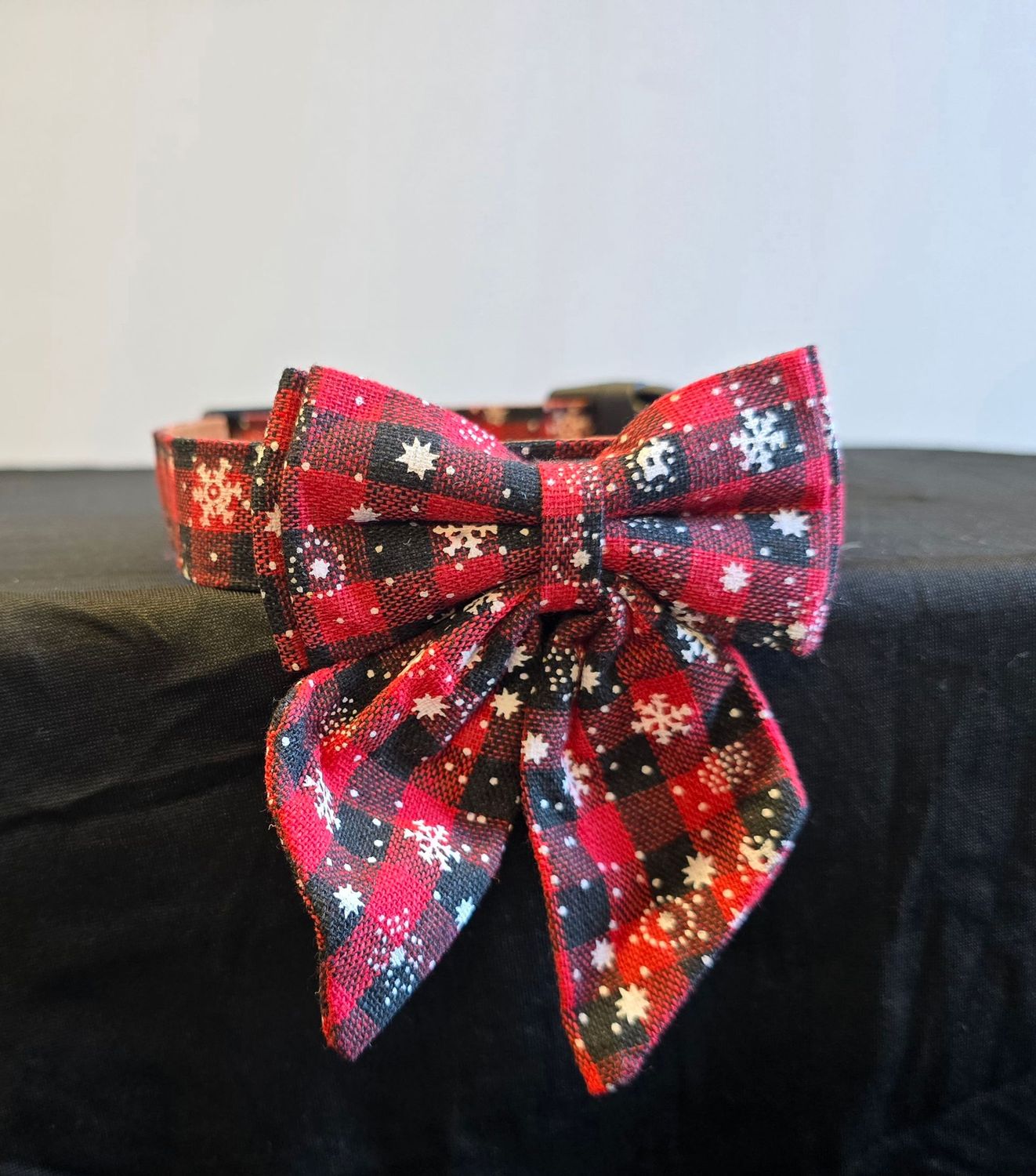 Kerst strik aan band met kliksluiting (rood/zwart) Mt s Kerst strik aan band met kliksluiting (rood/zwart) Mt s