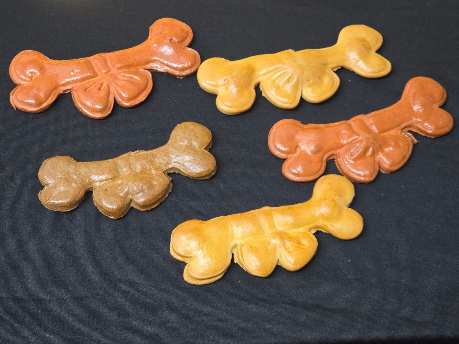 Koek in de vorm van een bot met strik per 4 Koek in de vorm van een bot met strik per 4