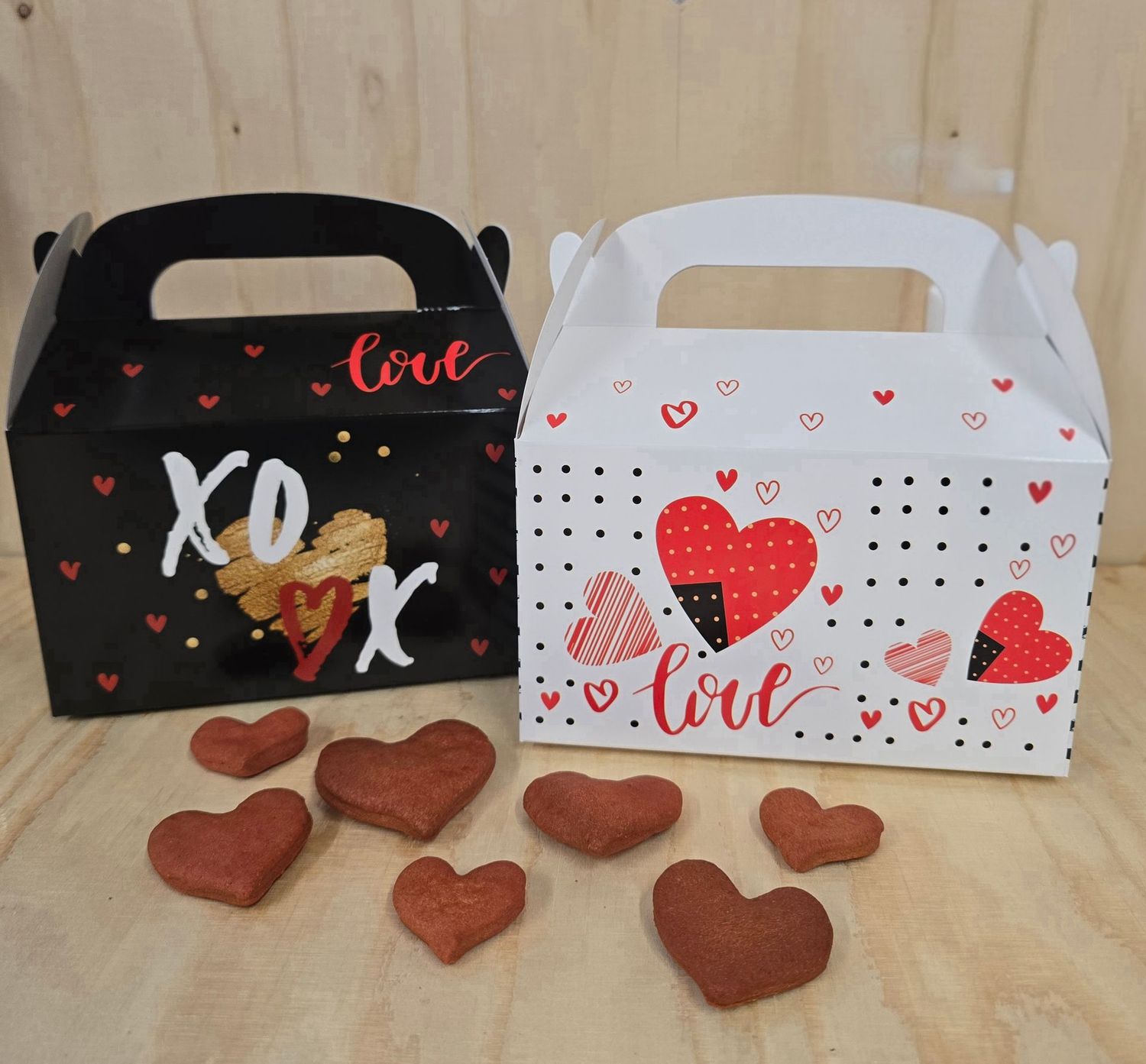 Valentijns koffer doosje gevuld met hartjes