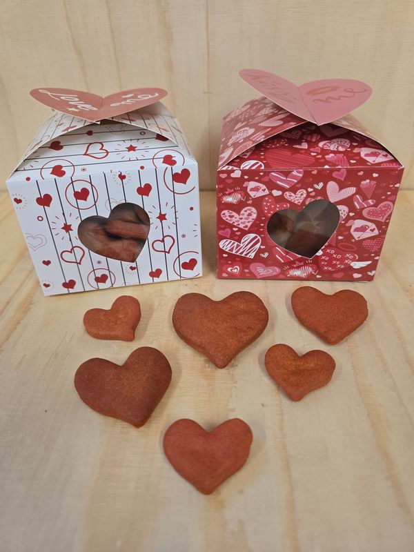 Valentijns doosje met kijkvenster gevuld met koekjes