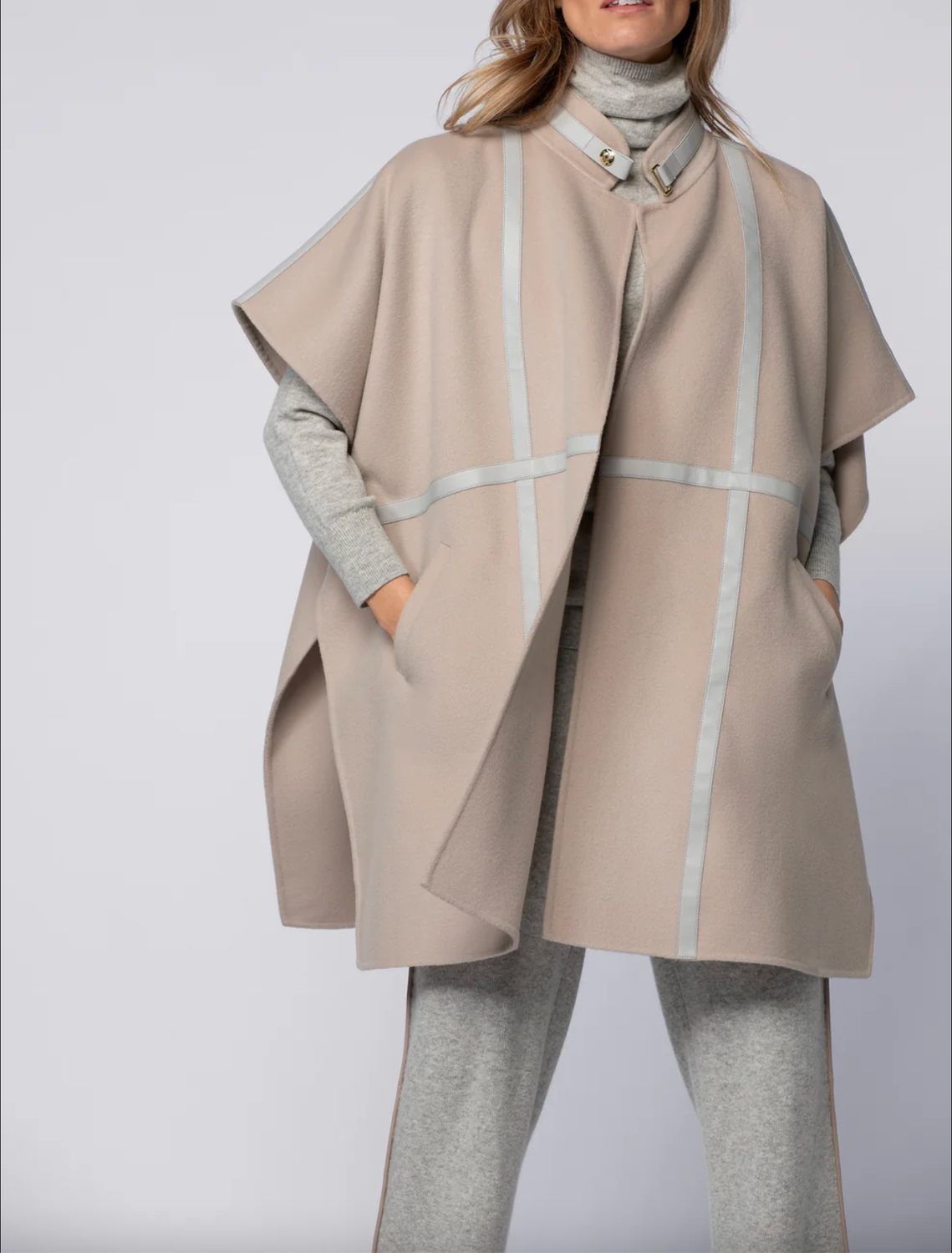 CAPE AVEC DETAILLE EN CUIR
