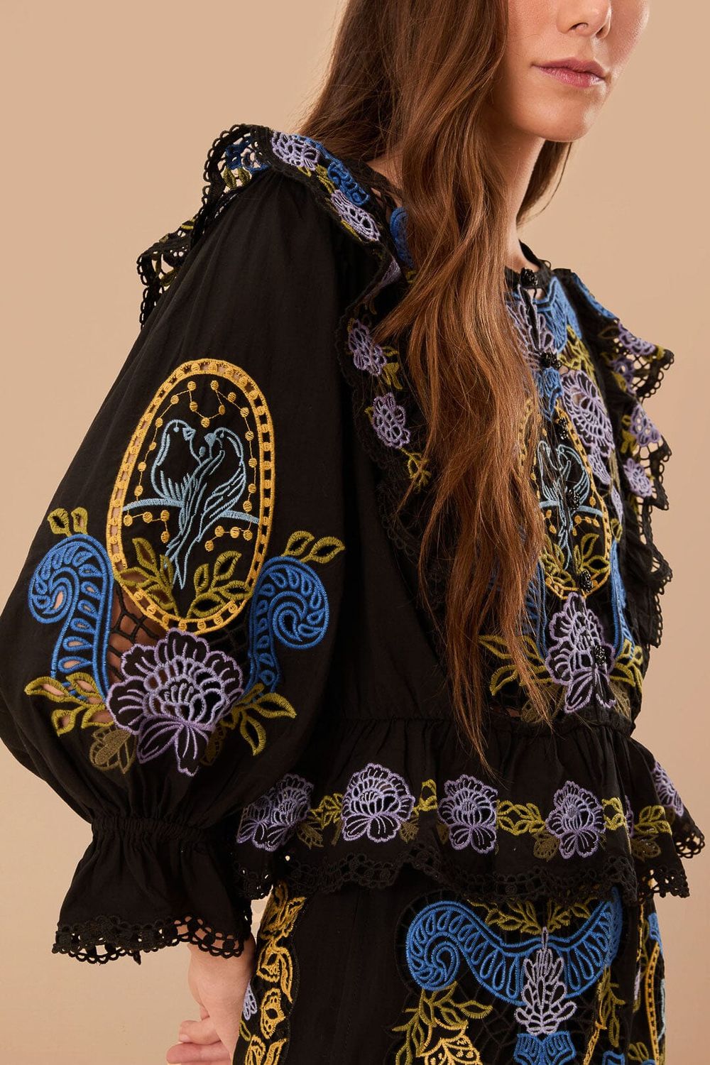 BLACK RICHELIEU BLOUSE