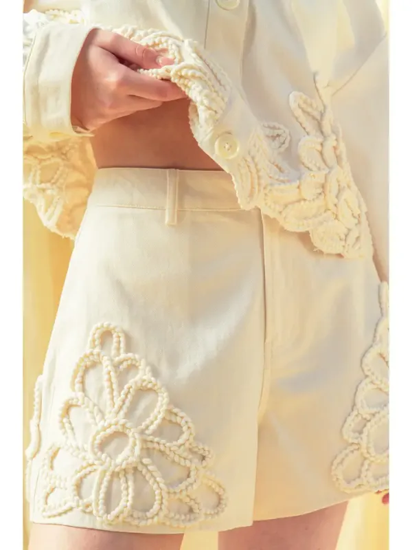 P4268ST FLORAL EMBELLISHMENT DETAIL SHORTS