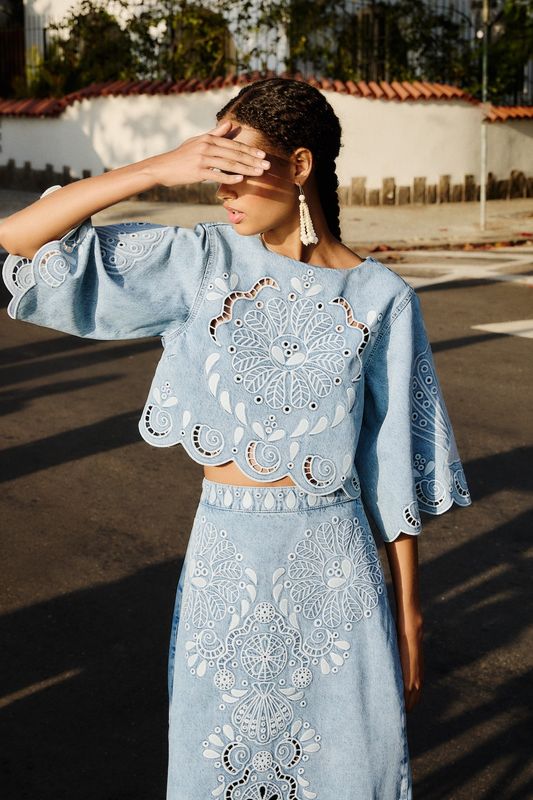 DENIM RICHELIEUX CROPPED BLOUSE