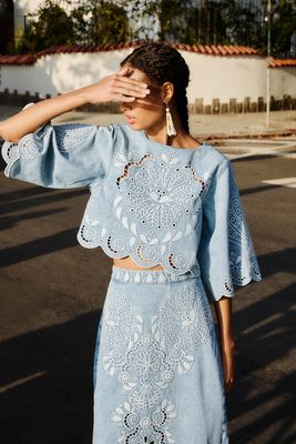 DENIM RICHELIEUX CROPPED BLOUSE