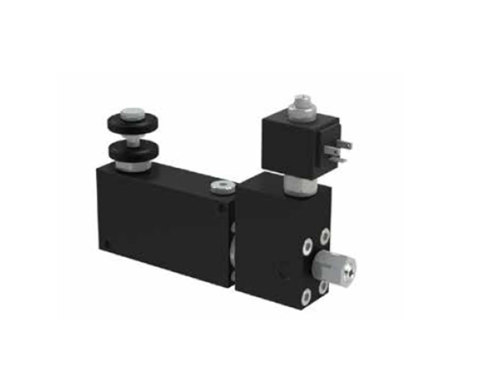 3 ways flow control valves - pressure compensated, exceeding flow to pressure, relief valve and electrical valve  ITALIAN