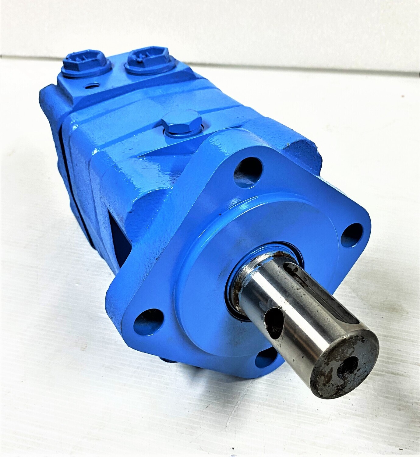 Danfoss OMS 200 High Torque Orbital Hydraulic Motor with 32 mm straight shaft and 4 bolt Magneto mounting flange. 