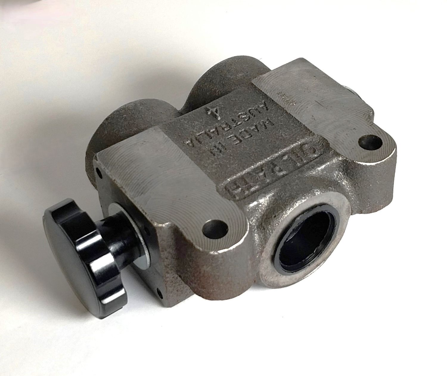 OILPATH 3 Port Hydraulic Selector Valve 118 l/m 210 bar, Size: 1&quot; BSPP 118 l/m B1 Air Kit Open Centre 02706009