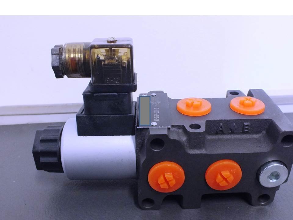Right hand view of 12 or 24 volt 6 Port diverter / selector valve turns 1 function into 2 functions. Available with 3/8 or 1/2 ports for  flows from 50 to 80 liters per minute 