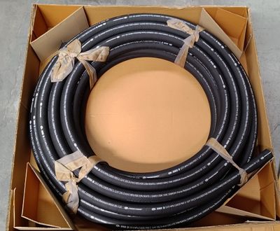 Gates 100R2SN 1-1/4" hydraulic hose close-up showing durable rubber cover and heavy-duty construction