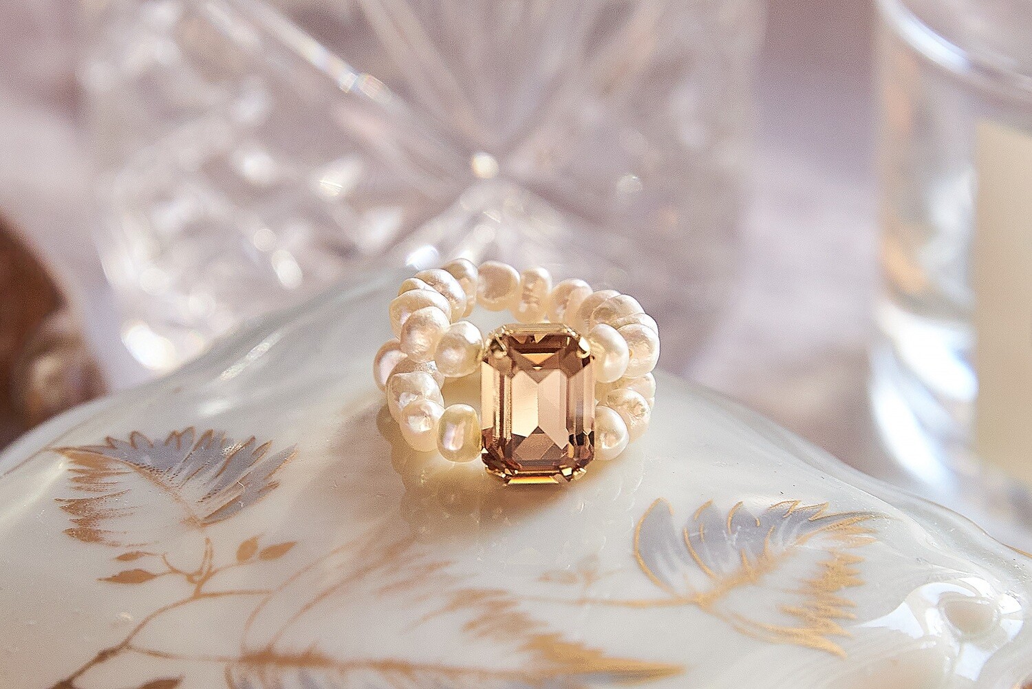 Кольцо из жемчуга с золотым кристаллом Swarovski