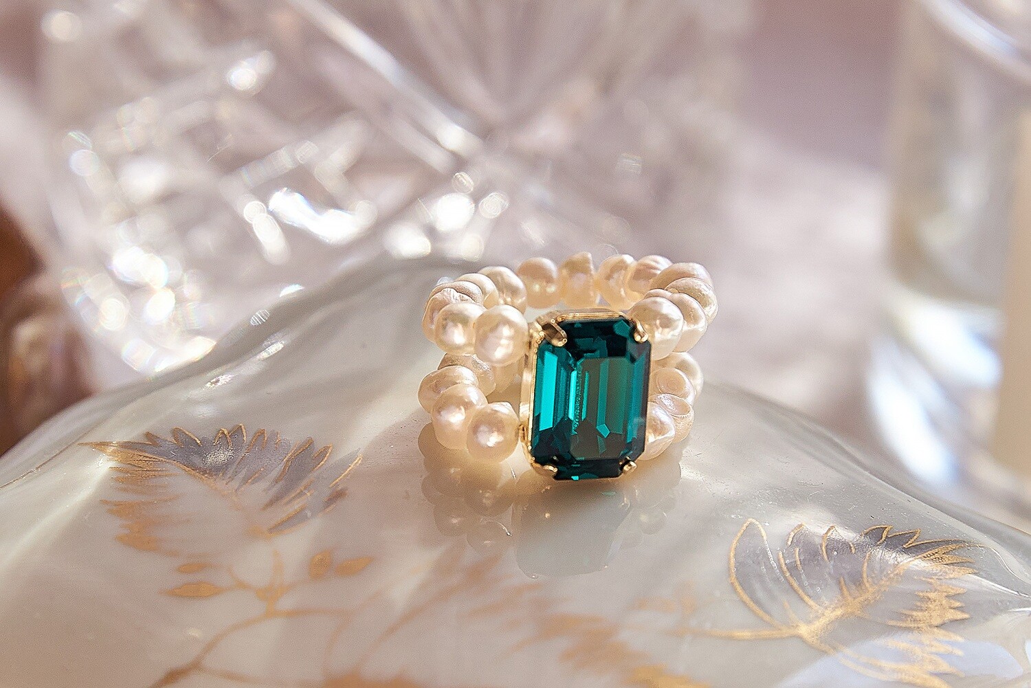 Кольцо из жемчуга с изумрудным кристаллом Swarovski