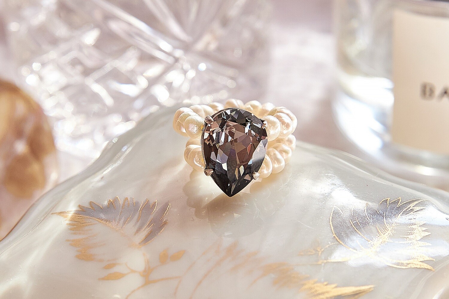 Кольцо из жемчуга с коричневым кристаллом Swarovski
