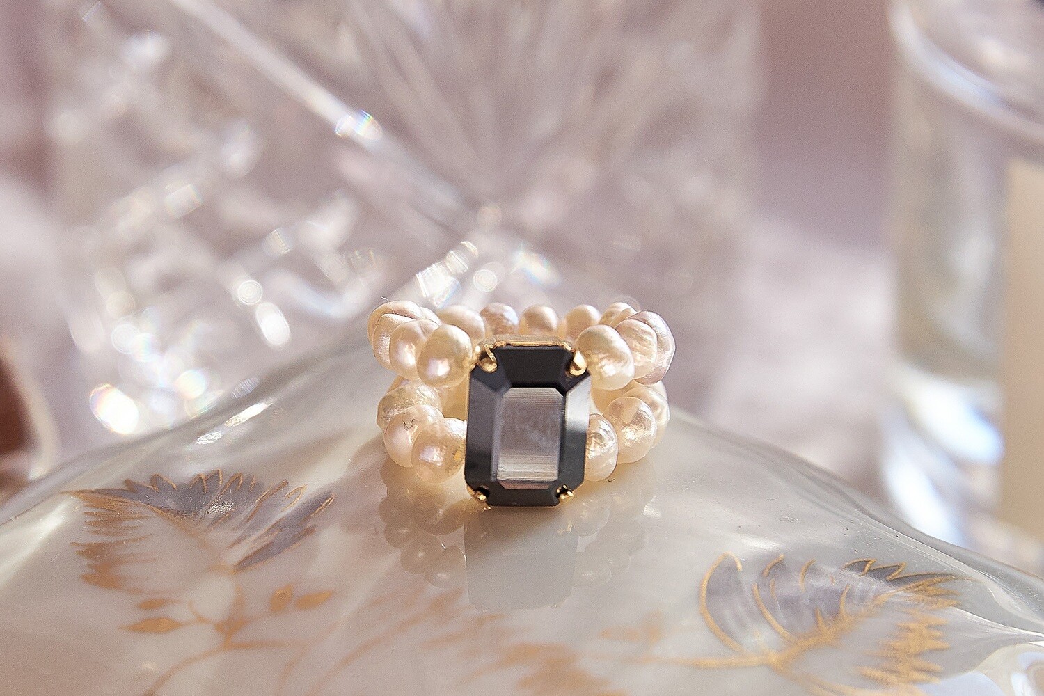 Кольцо из жемчуга с черным кристаллом Swarovski